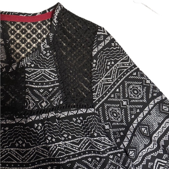 3️⃣for2️⃣5️⃣Rewind size medium black and white tribal blouse - Picture 3 of 5